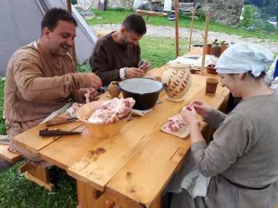 Sabine, Patrick und René beim Verarbeiten des Rindertalgs.